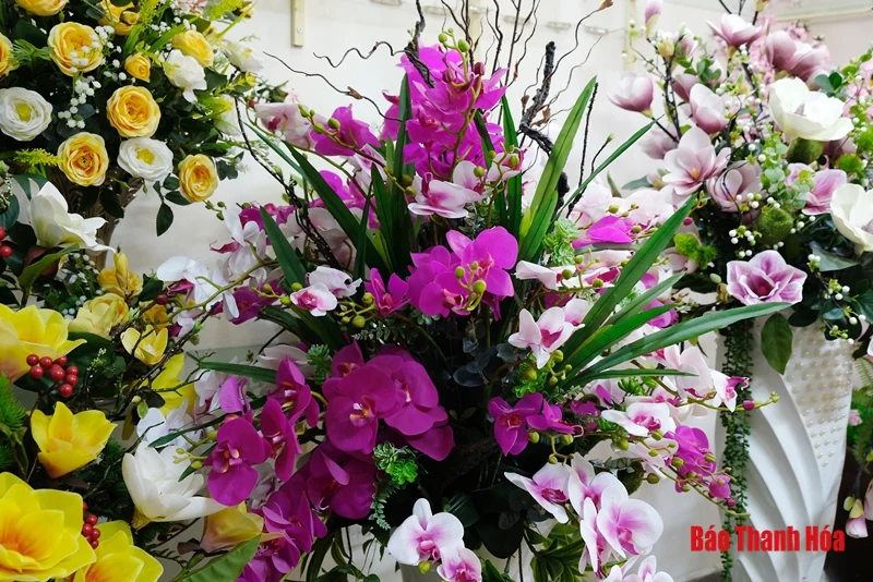 Tràn ngập hoa giả tiền triệu trang trí Tết