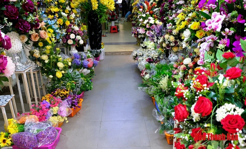 Tràn ngập hoa giả tiền triệu trang trí Tết