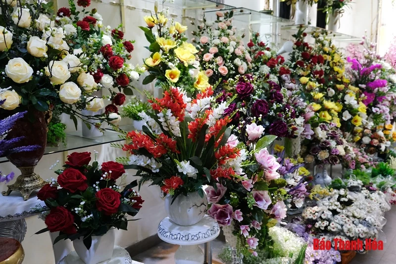 Tràn ngập hoa giả tiền triệu trang trí Tết