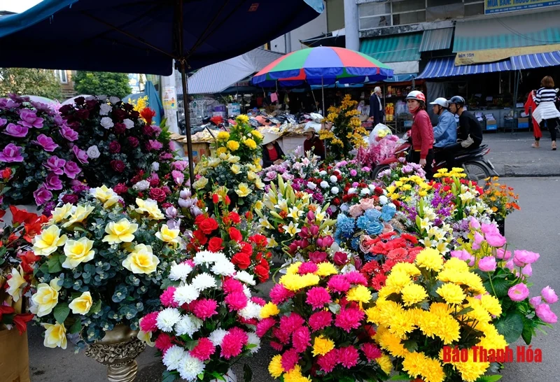 Tràn ngập hoa giả tiền triệu trang trí Tết