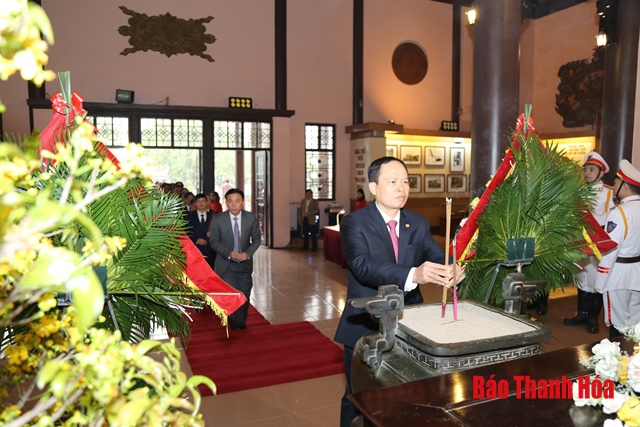 Tỉnh ủy, HĐND, UBND, Ủy ban MTTQ tỉnh dâng hương viếng Chủ tịch Hồ Chí Minh