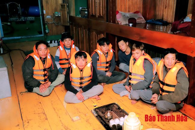BĐBP Thanh Hóa tìm kiếm, cứu vớt 7 ngư dân xã Quảng Nham bị nạn trên biển