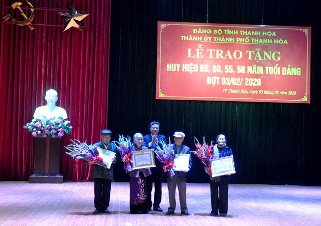 TP Thanh Hóa: Trao tặng Huy hiệu Đảng cho các đảng viên