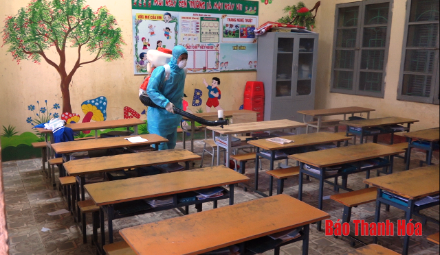 Huyện Ngọc Lặc triển khai phun khử trùng toàn bộ các trường học