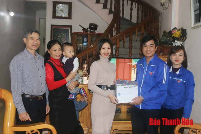 Thanh Hóa: Hai nữ tân binh chuẩn bị lên đường nhập ngũ