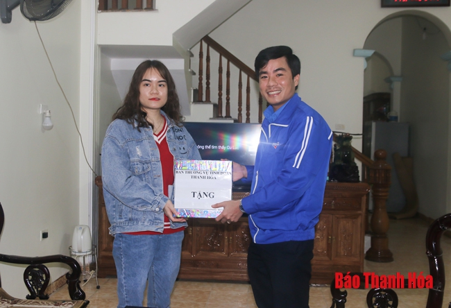 Thanh Hóa: Hai nữ tân binh chuẩn bị lên đường nhập ngũ