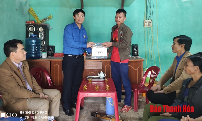 Thanh Hóa: Hai nữ tân binh chuẩn bị lên đường nhập ngũ