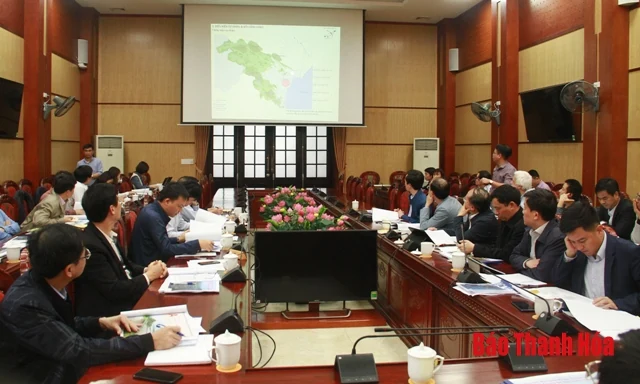 Phó Chủ tịch UBND tỉnh Mai Xuân Liêm nghe báo cáo quy hoạch chung đô thị Thanh Hóa đến năm 2040