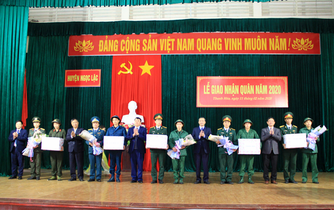 Phó Bí thư Tỉnh ủy Đỗ Minh Tuấn dự lễ giao nhận quân tại huyện Ngọc Lặc