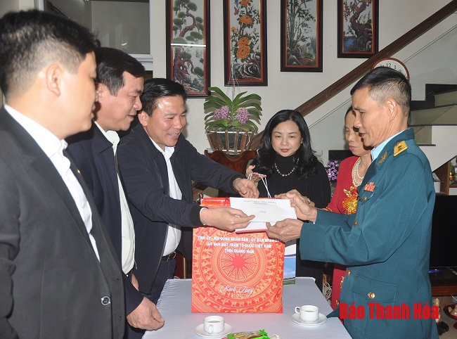Lãnh đạo tỉnh Quảng Nam và tỉnh Thanh Hóa thăm, tặng quà các gia đình chính sách tại TP Thanh Hóa và huyện Quảng Xương