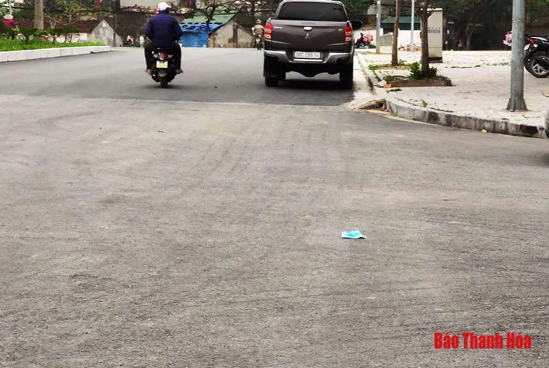Khẩu trang chống dịch Covid-19 vứt bữa bãi, tiềm ẩn nguy cơ lây nhiễm