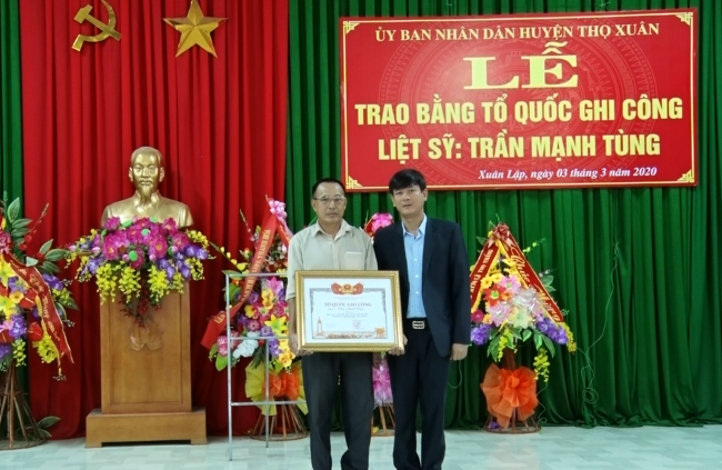 Trao Bằng Tổ quốc ghi công cho liệt sỹ Trần Mạnh Tùng, nguyên Phó trưởng Công an xã Xuân Lập