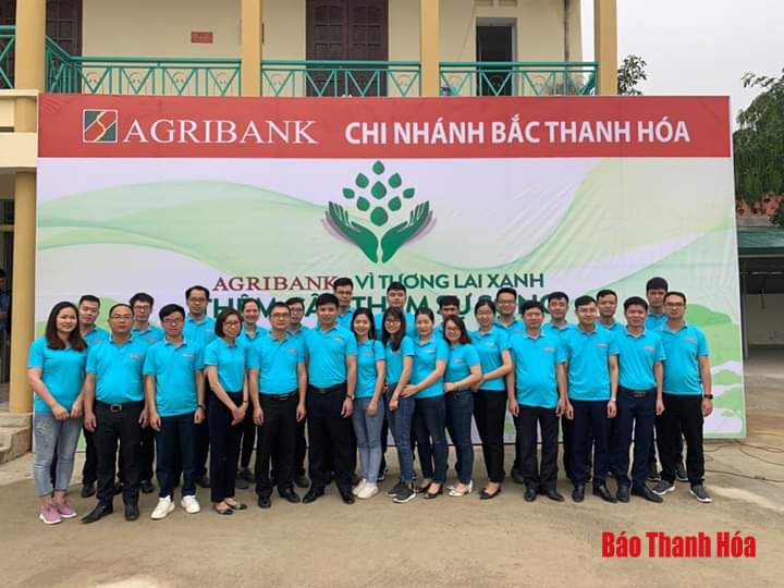 Agribank Bắc Thanh Hóa tặng 10.000 cây xanh cho thị trấn Vĩnh Lộc