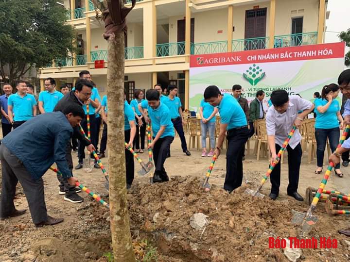 Agribank Bắc Thanh Hóa tặng 10.000 cây xanh cho thị trấn Vĩnh Lộc