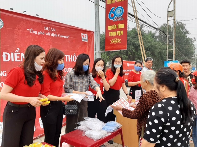 Hội Chữ thập đỏ huyện Đông Sơn phát 600 khẩu trang miễn phí cho người dân