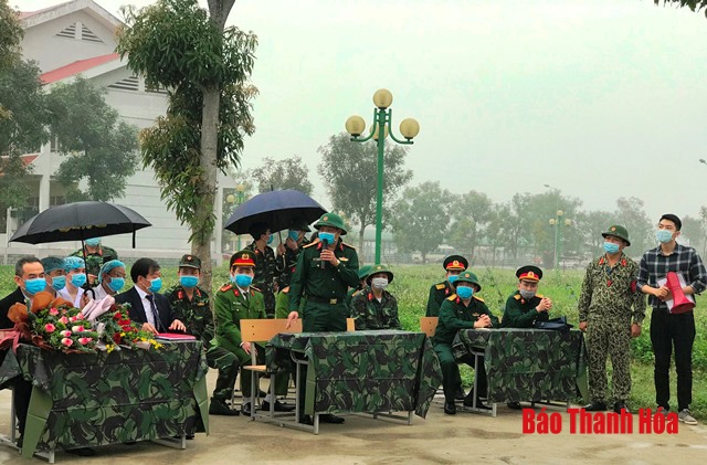 Trao giấy chứng nhận hoàn thành thời gian cách ly tập trung phòng chống dịch COVID-19 cho 12 công dân Trung Quốc