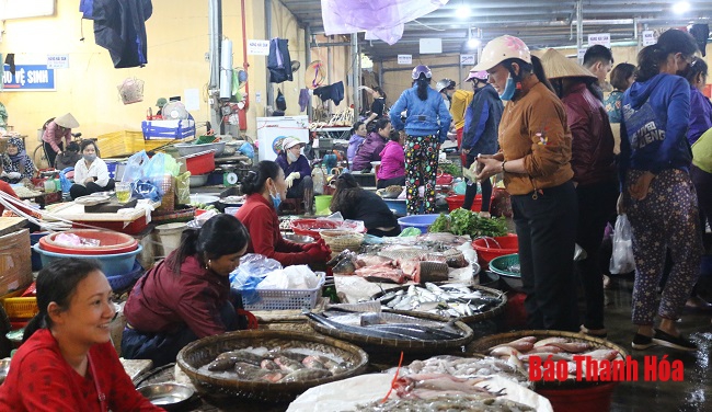 Đeo khẩu trang ở các chợ dân sinh - Nhiều người vẫn còn lơ là