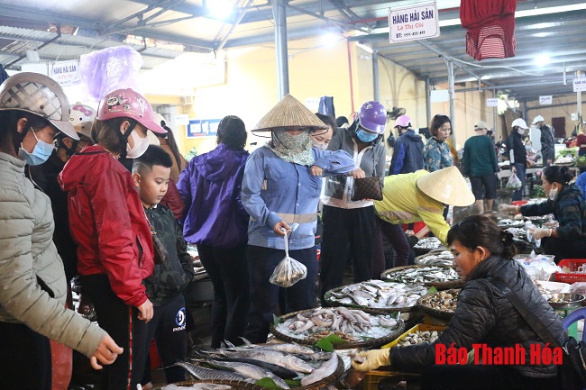 Đeo khẩu trang ở các chợ dân sinh - Nhiều người vẫn còn lơ là