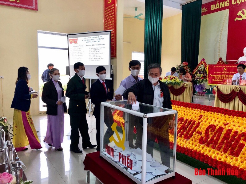 Nhiều công sở, điểm giao dịch thực hiện nghiêm túc việc đeo khẩu trang