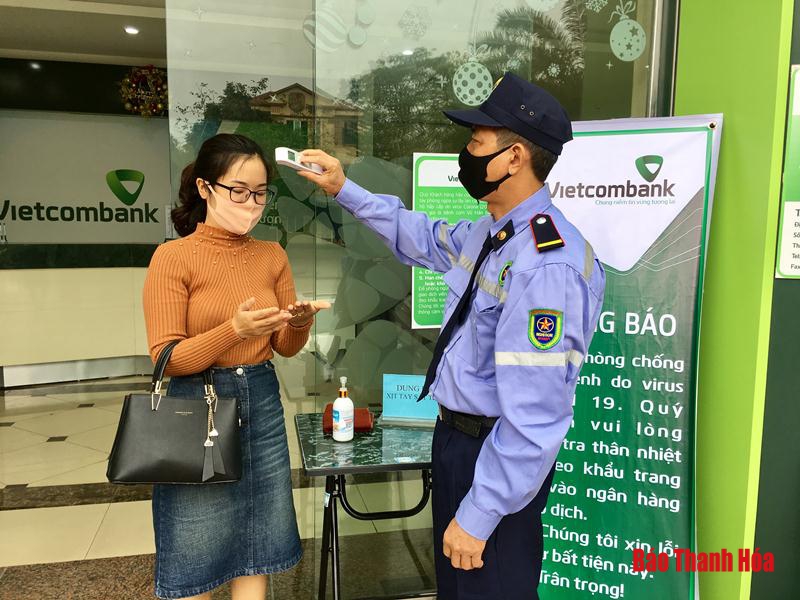 Nhiều công sở, điểm giao dịch thực hiện nghiêm túc việc đeo khẩu trang