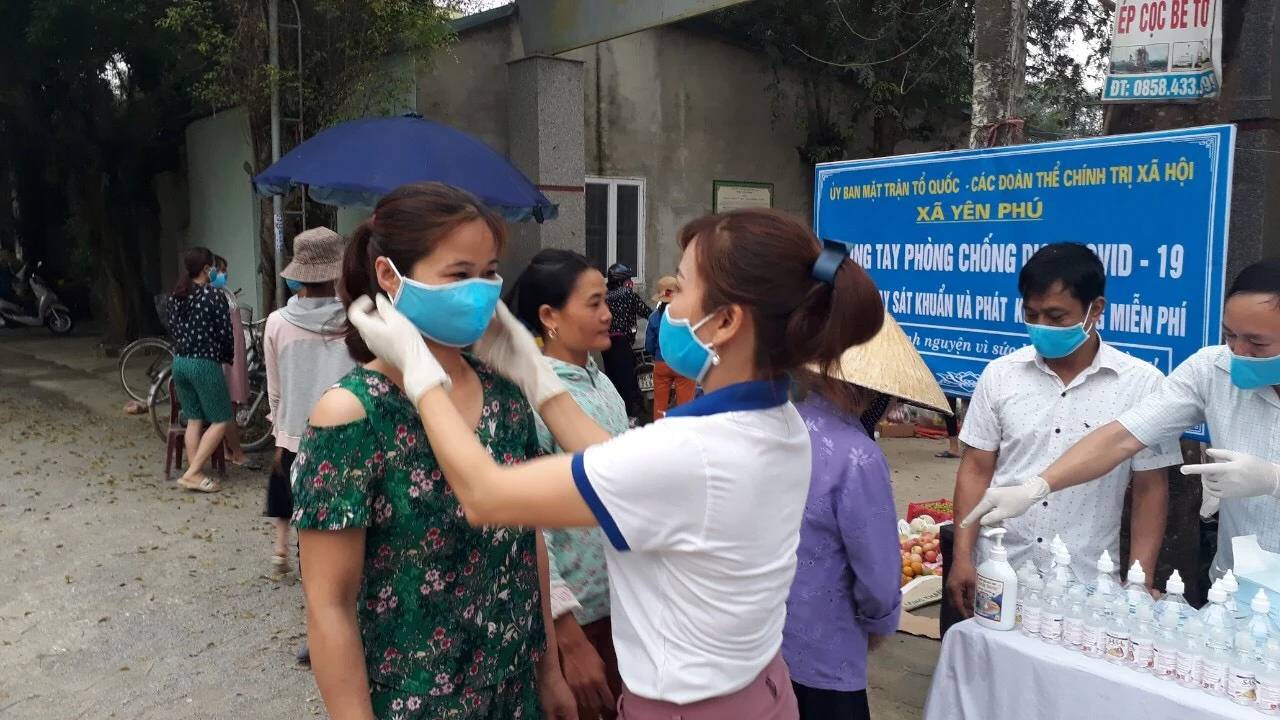 Hội LHPN huyện Yên Định cấp phát miễn phí khẩu trang, nước sát khuẩn
