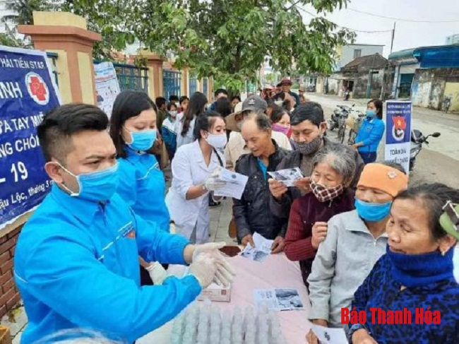 Huyện đoàn Hậu Lộc trao tặng 2.500 lọ nước rửa tay sát khuẩn miễn phí
