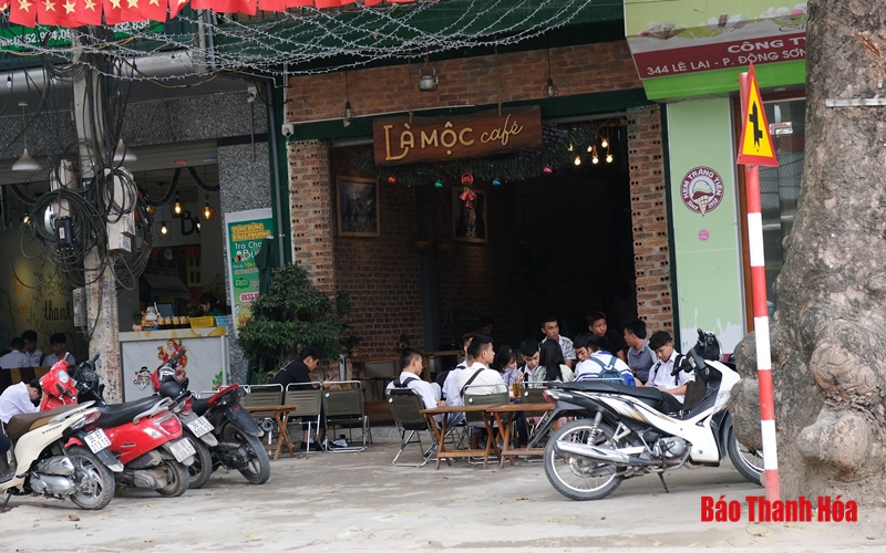 Mặc dù có thông báo tạm dừng hoạt động để phòng dịch COVID-19, nhiều hàng quán ở TP Thanh Hóa vẫn mở cửa