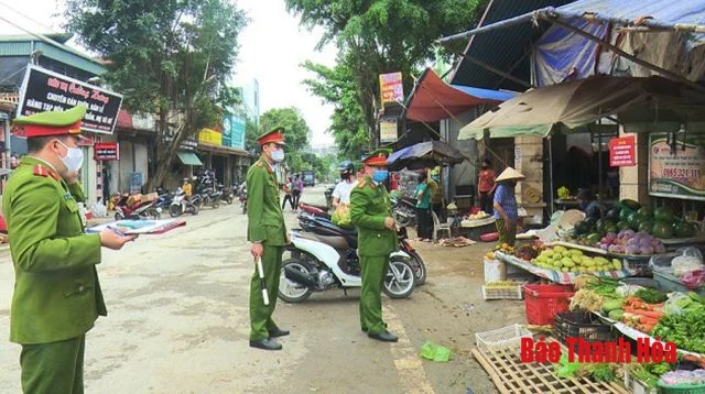 “Đi từng ngõ, gõ từng nhà, rà từng người” để phòng chống dịch COVID-19