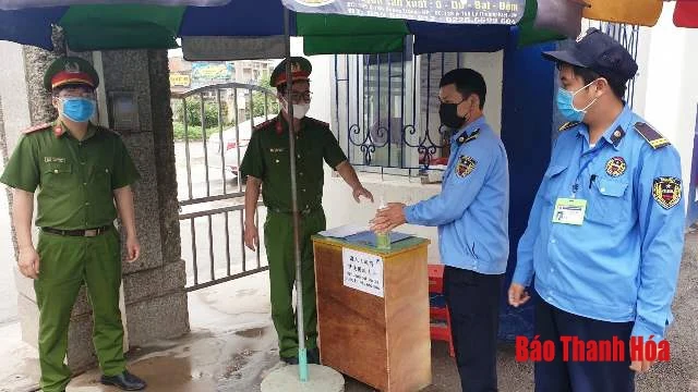 “Đi từng ngõ, gõ từng nhà, rà từng người” để phòng chống dịch COVID-19