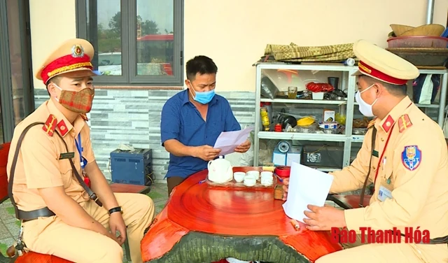 “Đi từng ngõ, gõ từng nhà, rà từng người” để phòng chống dịch COVID-19