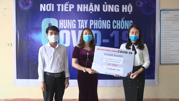 Xã Hải Thượng (Tĩnh Gia) tiếp nhận tiền và khẩu trang ủng hộ phòng chống dịch COVID-19