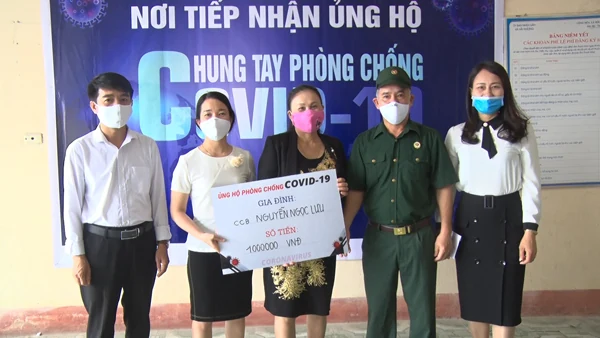 Xã Hải Thượng (Tĩnh Gia) tiếp nhận tiền và khẩu trang ủng hộ phòng chống dịch COVID-19