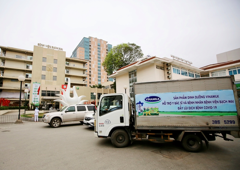 Vinamilk tăng cường hỗ trợ dinh dưỡng cho y bác sỹ và bệnh nhân tại Bệnh viện Bạch Mai