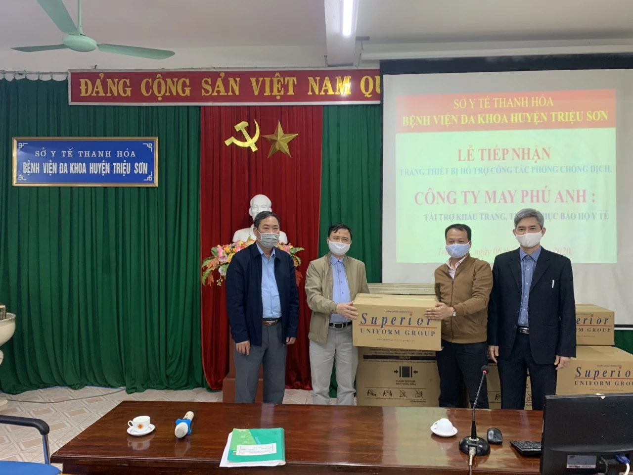 Trao 3.000 khẩu trang kháng khuẩn và máy giặt cho BV Đa khoa huyện Triệu Sơn