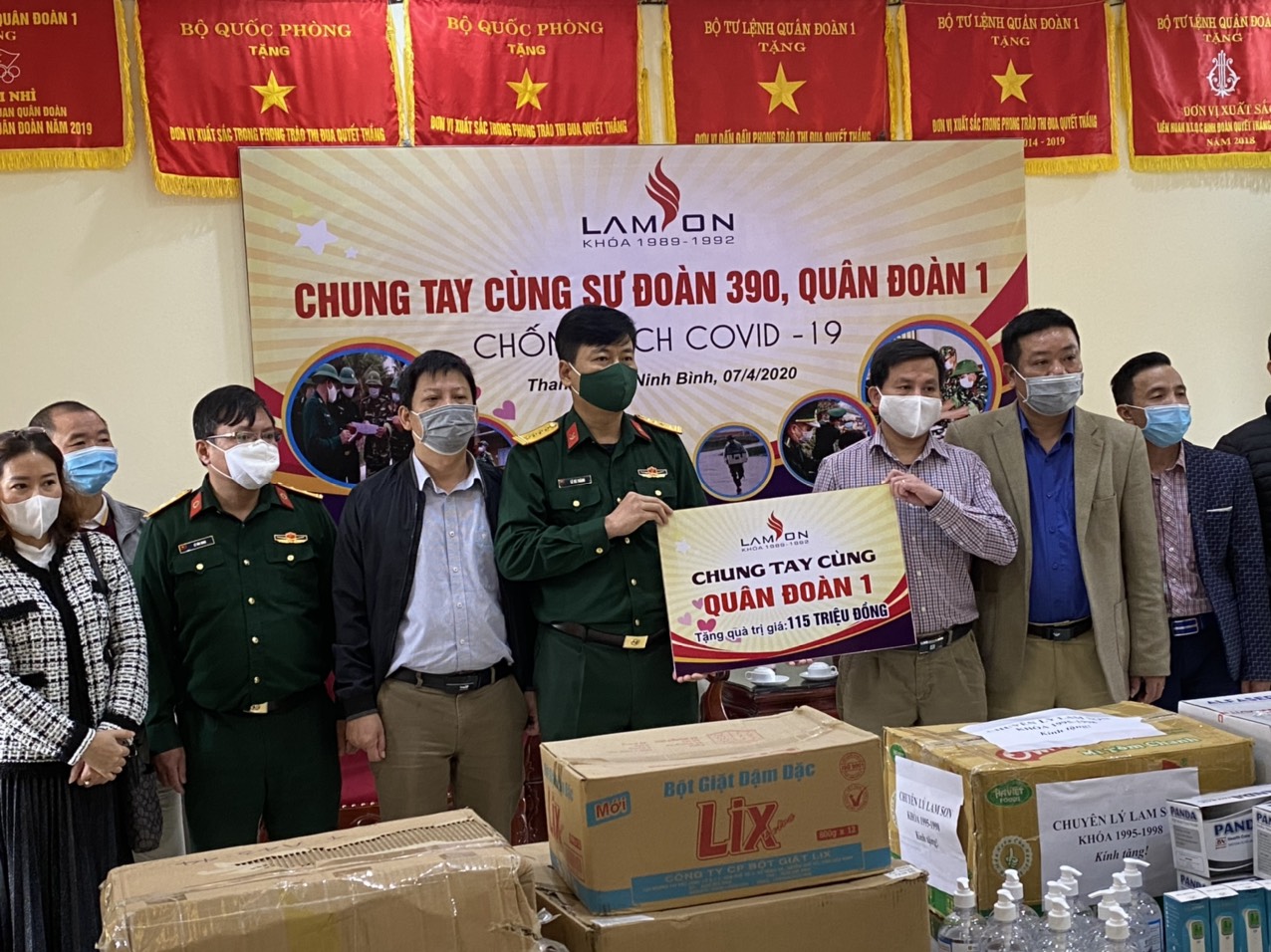 Trao các thiết bị vật tư y tế cần thiết phòng chống dịch COVID-19 cho Quân đoàn 1 và Sư đoàn 390