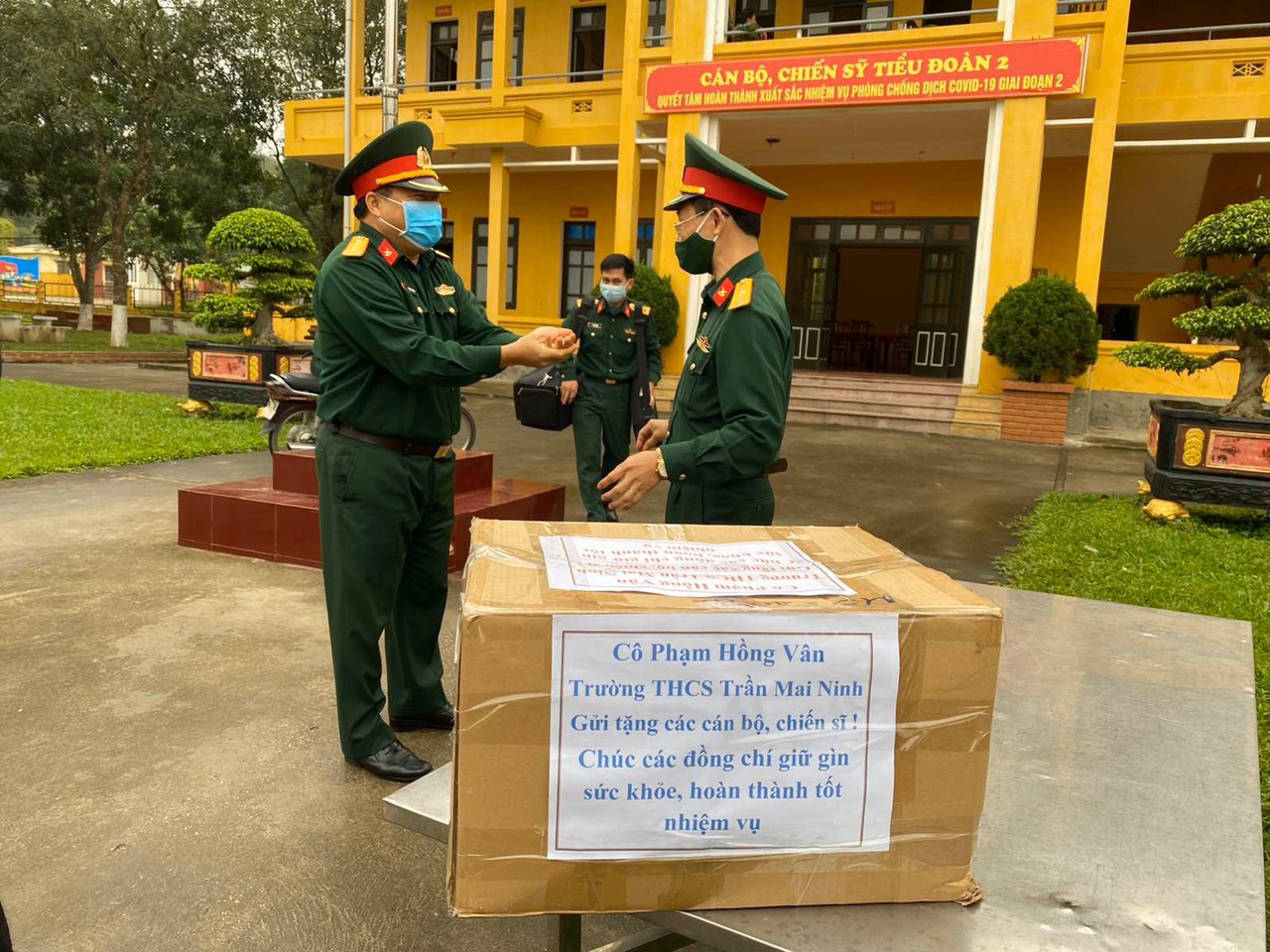 Trao các thiết bị vật tư y tế cần thiết phòng chống dịch COVID-19 cho Quân đoàn 1 và Sư đoàn 390