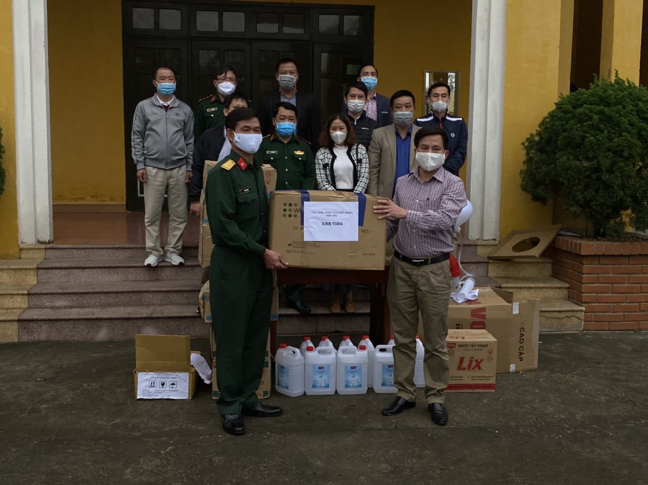 Trao các thiết bị vật tư y tế cần thiết phòng chống dịch COVID-19 cho Quân đoàn 1 và Sư đoàn 390