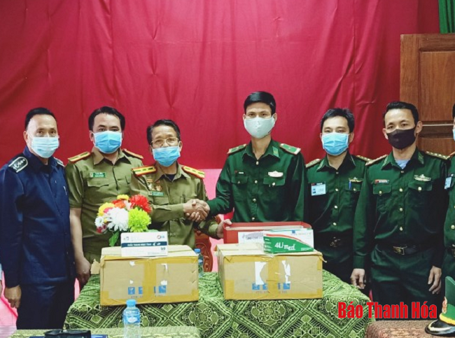 Đồn Biên phòng cửa khẩu Quốc tế Na Nèo trao tặng 1.000 chiếc khẩu trang y tế cho Ban Quản lý cửa khẩu Quốc tế Nậm Xôi (Lào)