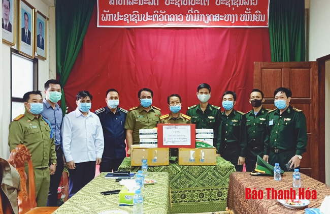 Đồn Biên phòng cửa khẩu Quốc tế Na Nèo trao tặng 1.000 chiếc khẩu trang y tế cho Ban Quản lý cửa khẩu Quốc tế Nậm Xôi (Lào)