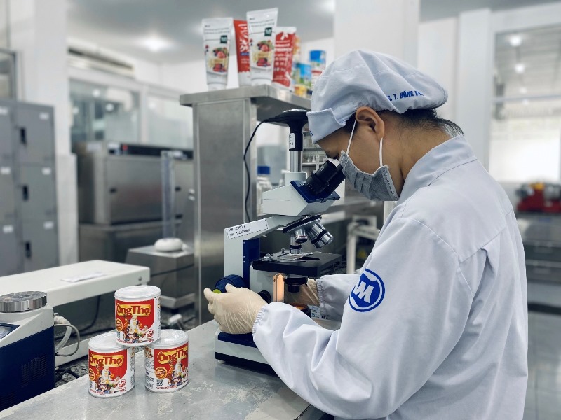 Ngành sữa đón tin vui giữa đại dịch: Vinamilk xuất lô sữa đặc đầu tiên sang Trung Quốc