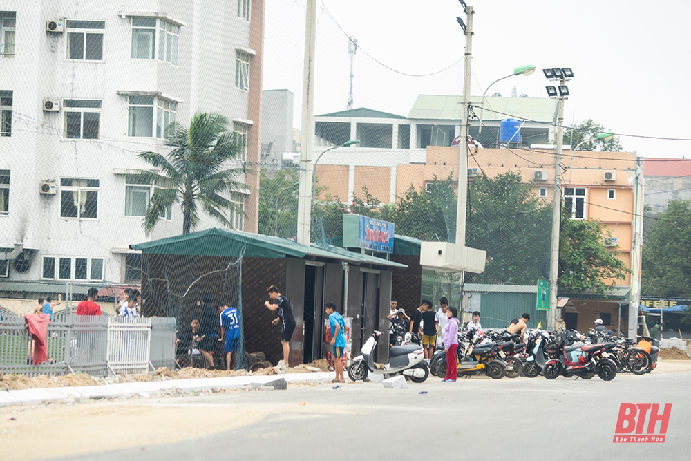 Bất chấp quy định về giãn cách xã hội, sân bóng tại TP Sầm Sơn vẫn mở cửa đón khách