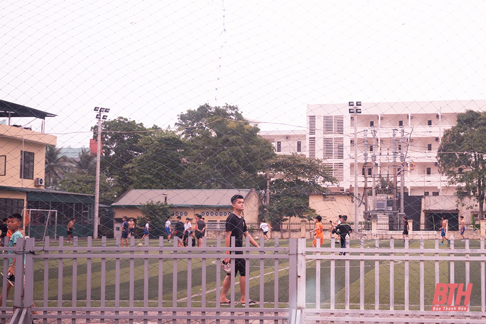 Bất chấp quy định về giãn cách xã hội, sân bóng tại TP Sầm Sơn vẫn mở cửa đón khách
