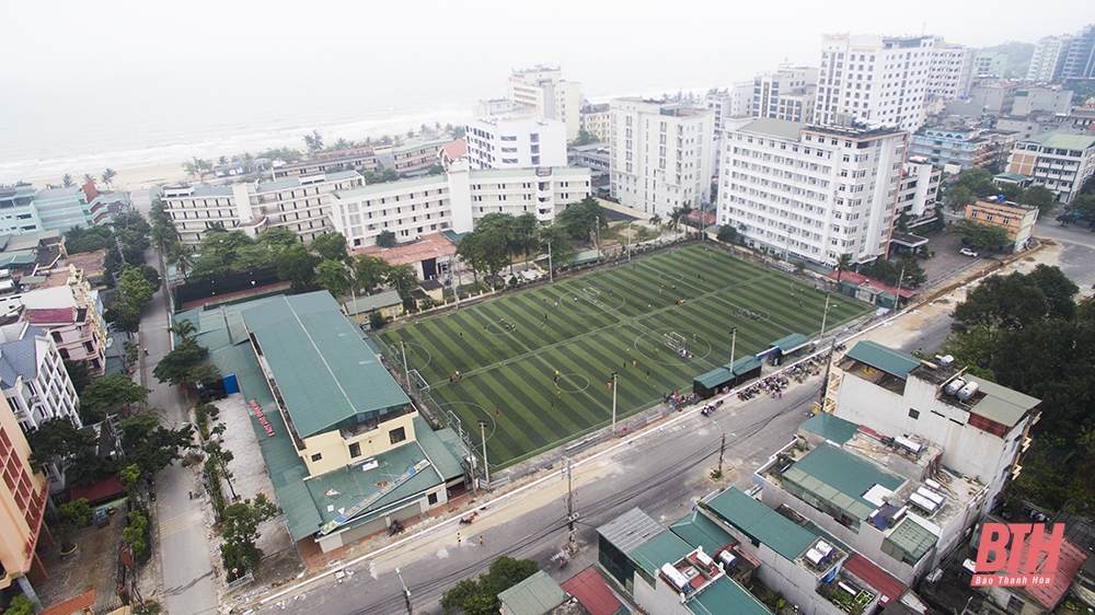 Bất chấp quy định về giãn cách xã hội, sân bóng tại TP Sầm Sơn vẫn mở cửa đón khách