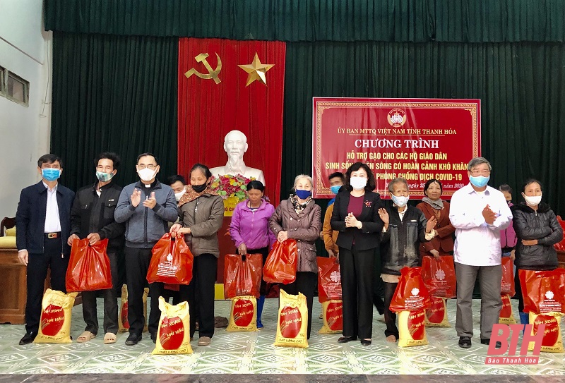 Ủy ban MTTQ tỉnh hỗ trợ 10 tấn gạo cho giáo dân sinh sống trên sông huyện Yên Định