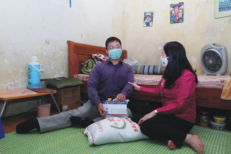 Công ty Dược phẩm Tâm Bình hỗ trợ gia đình khó khăn bởi COVID-19