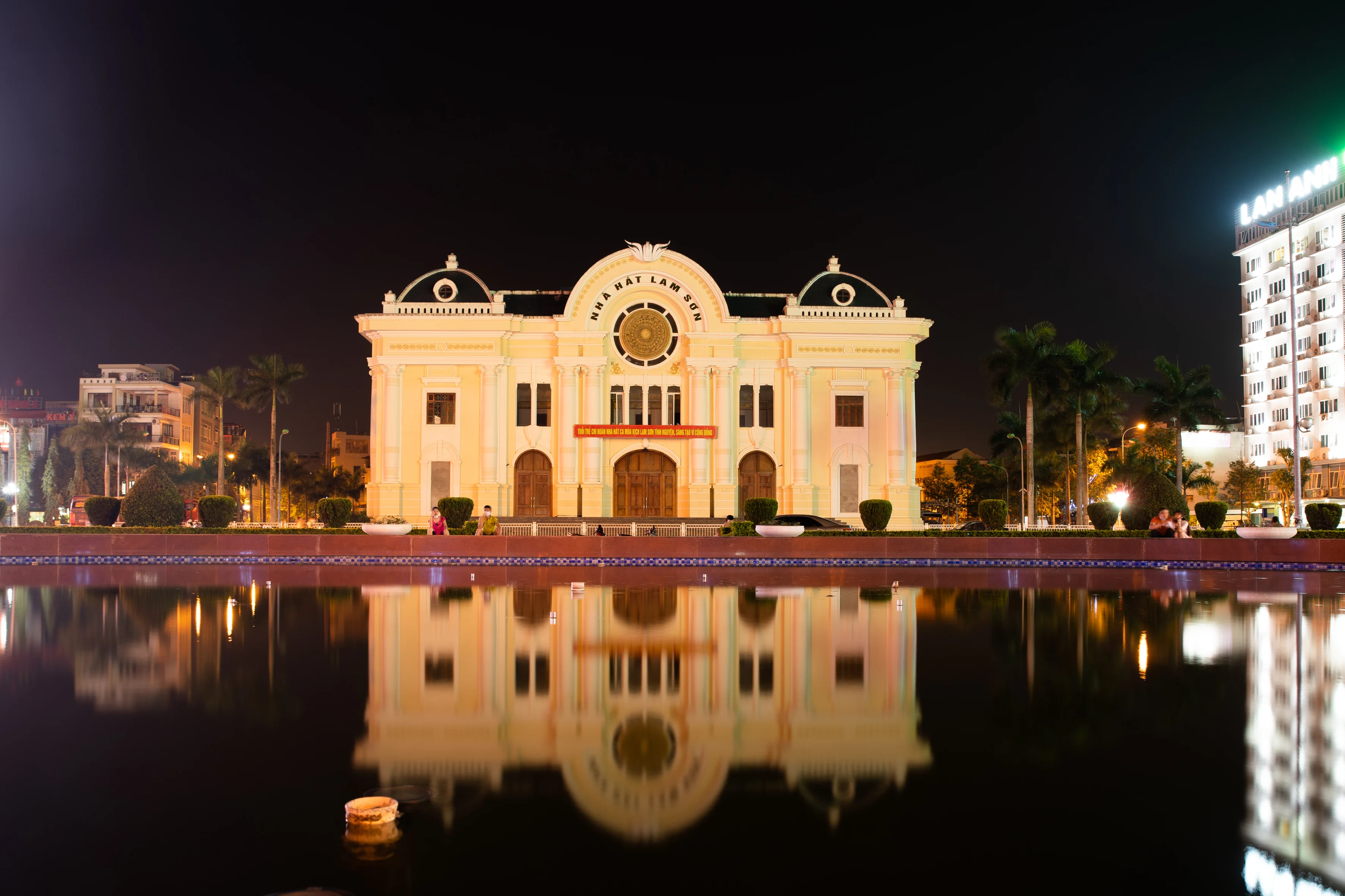Thành phố dưới ánh đèn
