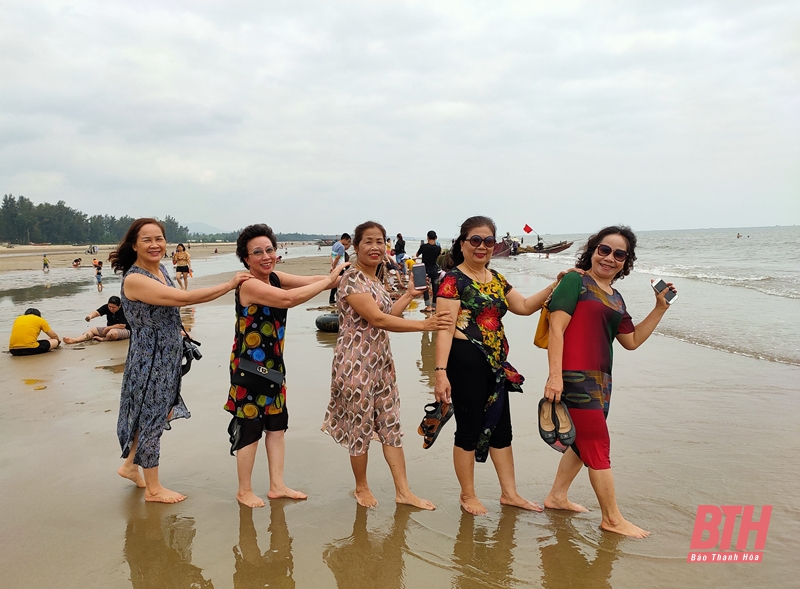Khu du lịch biển Hải Hòa thu hút nhiều du khách dịp nghỉ lễ