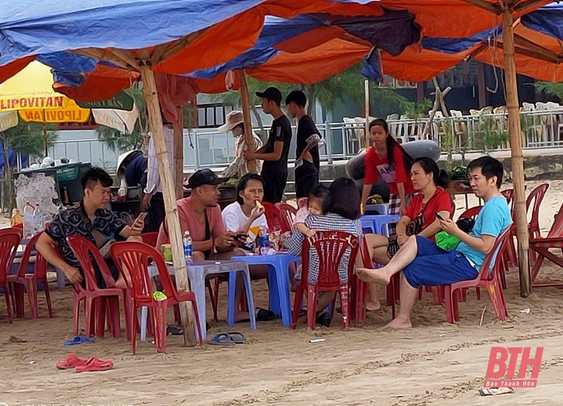Khu du lịch biển Hải Hòa thu hút nhiều du khách dịp nghỉ lễ