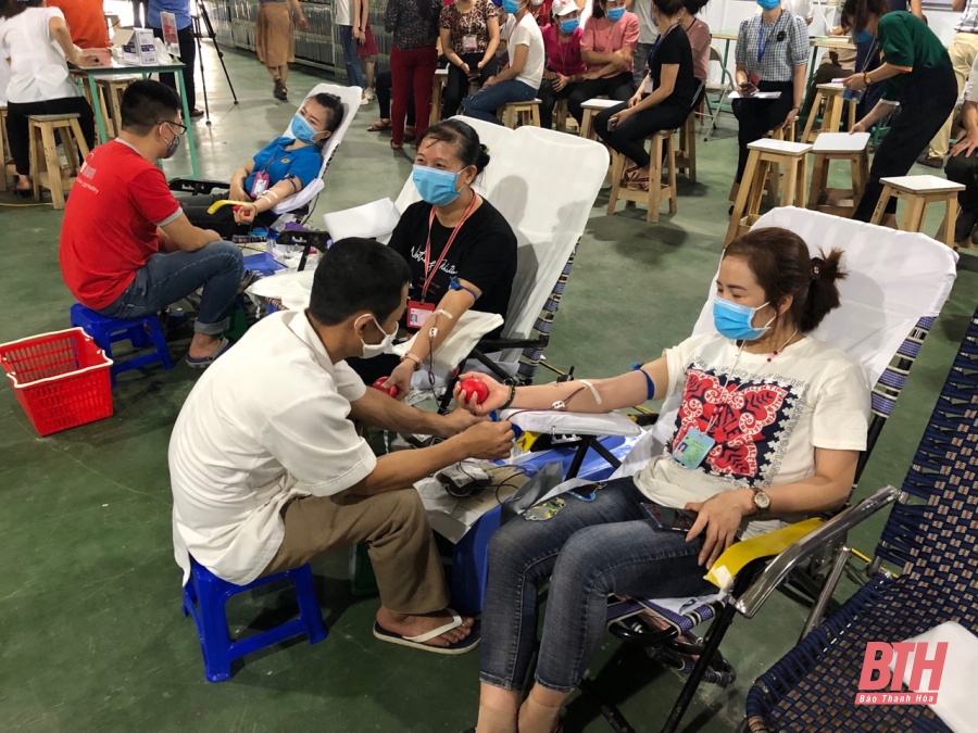 Gần 200 công nhân, lao động Công ty TNHH Giầy Sunjade Việt Nam tham gia hiến máu