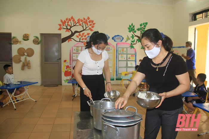 Bữa ăn bán trú đầu tiên của trẻ mầm non sau thời gian nghỉ học phòng, chống dịch COVID-19